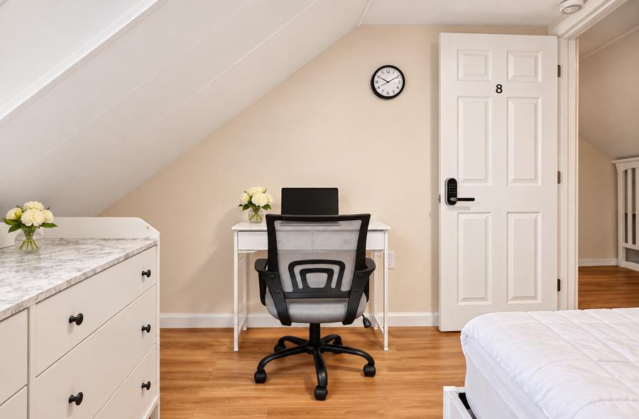 Room 8 Desk